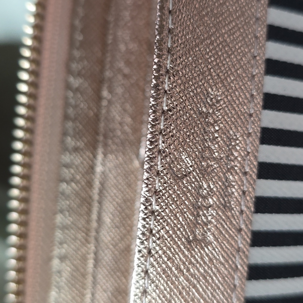 ✨Kate Spade Metallic Gold Zip Around Wallet ✨ - Picture 9 of 11